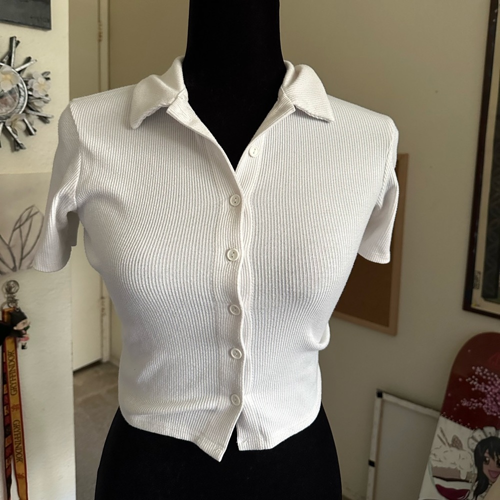 Chic-fitted white collared shirt